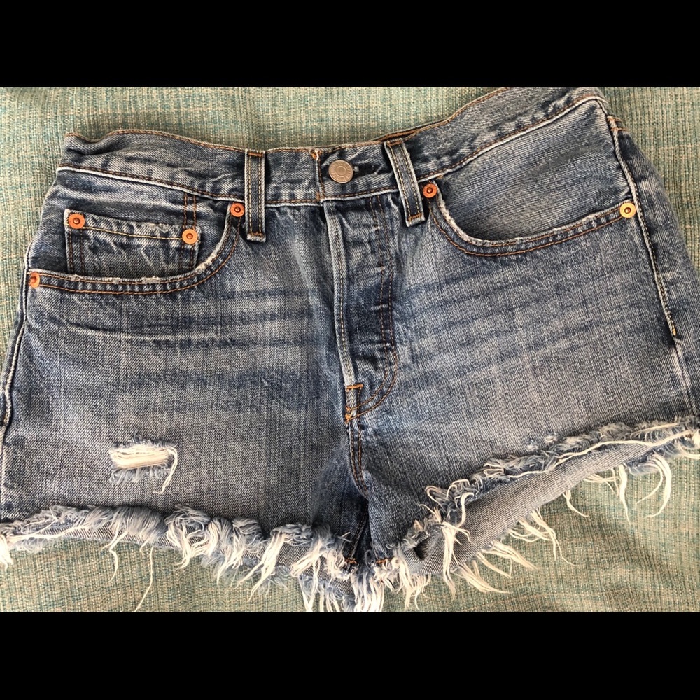 Levi’s 501 button fly cut off jean shorts size 26